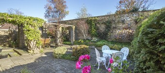 Box Cottage - sleeps 4 guests  in 2 bedrooms