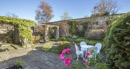 Box Cottage - sleeps 4 guests  in 2 bedrooms