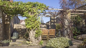 Outdoor dining - Box Cottage - sleeps 4 guests in 2 bedrooms (Broadway)