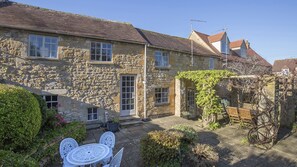 Outdoor dining - Box Cottage - sleeps 4 guests in 2 bedrooms (Broadway)