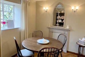 Dining - Box Cottage - sleeps 4 guests  in 2 bedrooms (Broadway)