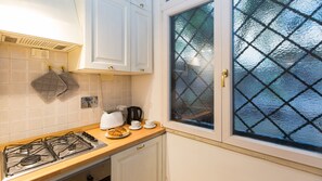 Kylskåp, mikrovågsugn, spishäll och diskmaskin