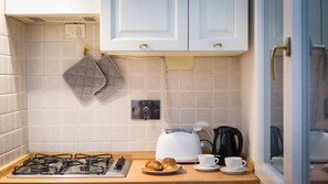 Fridge, microwave, stovetop, dishwasher - Large apartment located on Via Milazzo, a short walk from Termini Station (Rome)