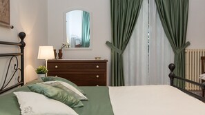 2 bedrooms, iron/ironing board, Internet, bed sheets