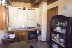 Klassiek appartement, 2 slaapkamers | Privékeuken | Een koelkast/vriezer, een oven, een kookplaat
