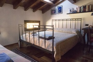 Classic Apartment, 2 Bedrooms | 3 bedrooms, desk, iron/ironing board, free WiFi - Large and Cozy Apartment on two Levels (Bologna)