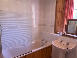 Combined shower/bathtub, hair dryer, towels
