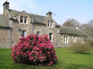 Exterior - Laundry Cottage, Carmichael Country Cottages, near Biggar. Pets welcome. (Biggar)