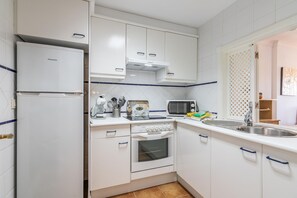 Kühlschrank, Mikrowelle, Ofen, Wasserkocher mit Kaffee-/Teezubehör