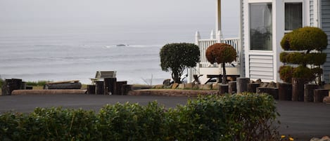 Un edificio costero con un balcón que da al mar.