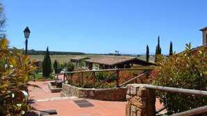 A stone staircase leading to a terrace with a view of a rural landscape, a traditional lamp, and a rustic building. - Beautiful apartment for 5 people with pool, A/C, TV and panoramic view (Casalappi)
