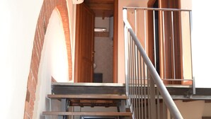 A staircase with wooden steps and metal railings, leading to an upper floor. - Beautiful apartment for 5 people with pool, A/C, TV and panoramic view (Casalappi)