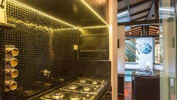 Fridge, microwave, stovetop, dishwasher