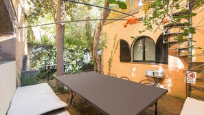 Outdoor dining - Botanical Garden, exclusive apartment with swimming pool in the living room, located in ... (Rome)