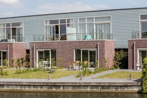 Exterior - Neat island house with beautiful view, for larger groups, it is ideal to rent in combination with th (OUDE-TONGE)