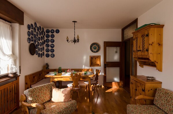Dining - Overlooking the Dolomite: 6 pax and WIFI (Cortina d´Ampezzo)
