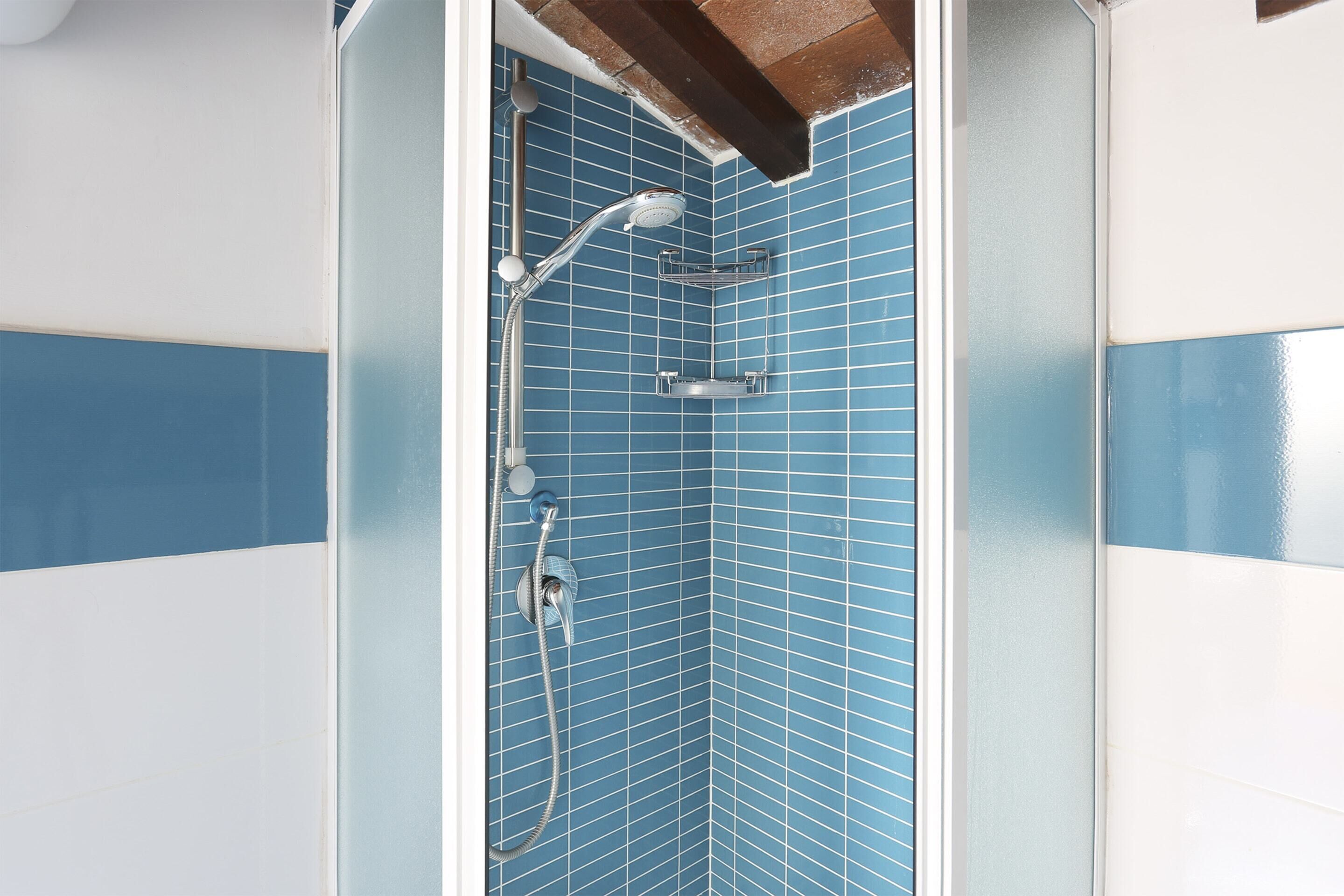 Apartamento, 3 habitaciones | Baño | Ducha, secador de pelo, bidé y toallas