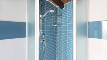 Apartamento, 3 habitaciones | Baño | Ducha, secador de pelo, bidé y toallas