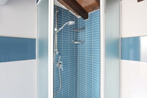 Apartment, 3 Bedrooms | Bathroom | Shower, hair dryer, bidet, towels - Short-let Florence Apartment Parione (Florence)