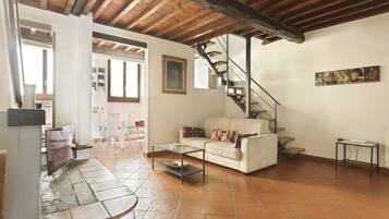 Apartamento, 3 habitaciones | Sala de estar | Una televisión de pantalla plana
