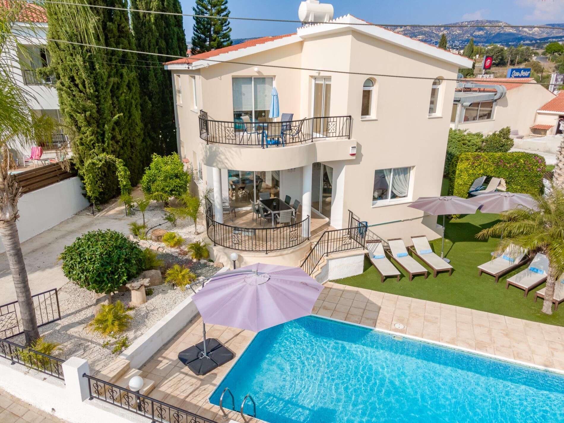 Un bâtiment à deux étages doté d’une piscine, d’un espace extérieur aménagé et offrant une vue sur le paysage environnant.