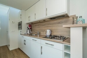 Refrigerador, microondas, placa de cocina, lavavajillas