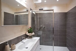 Douche, sèche-cheveux, bidet, serviettes fournies