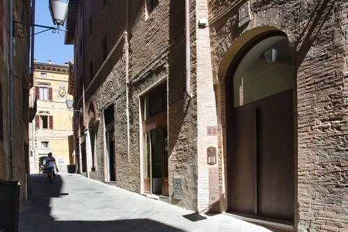 THE TOLOMEI - apartment in the heart of the main street