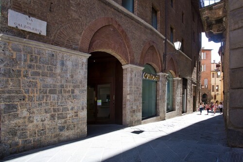 IL TOLOMEI central in the middle of main street