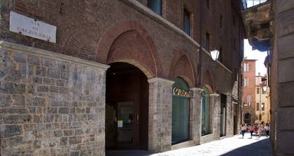 IL TOLOMEI central in the middle of main street