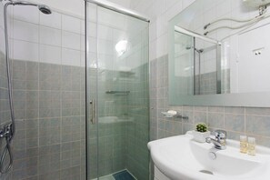 Shower, hair dryer, towels - JOIVY Chic studio in Baixa, 5mins to Arco da Rua Augusta (Lisboa)