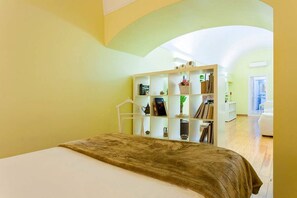 1 bedroom, WiFi, bed sheets - JOIVY Chic studio in Baixa, 5mins to Arco da Rua Augusta (Lisboa)