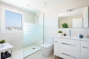 Een douche, een haardroger, handdoeken