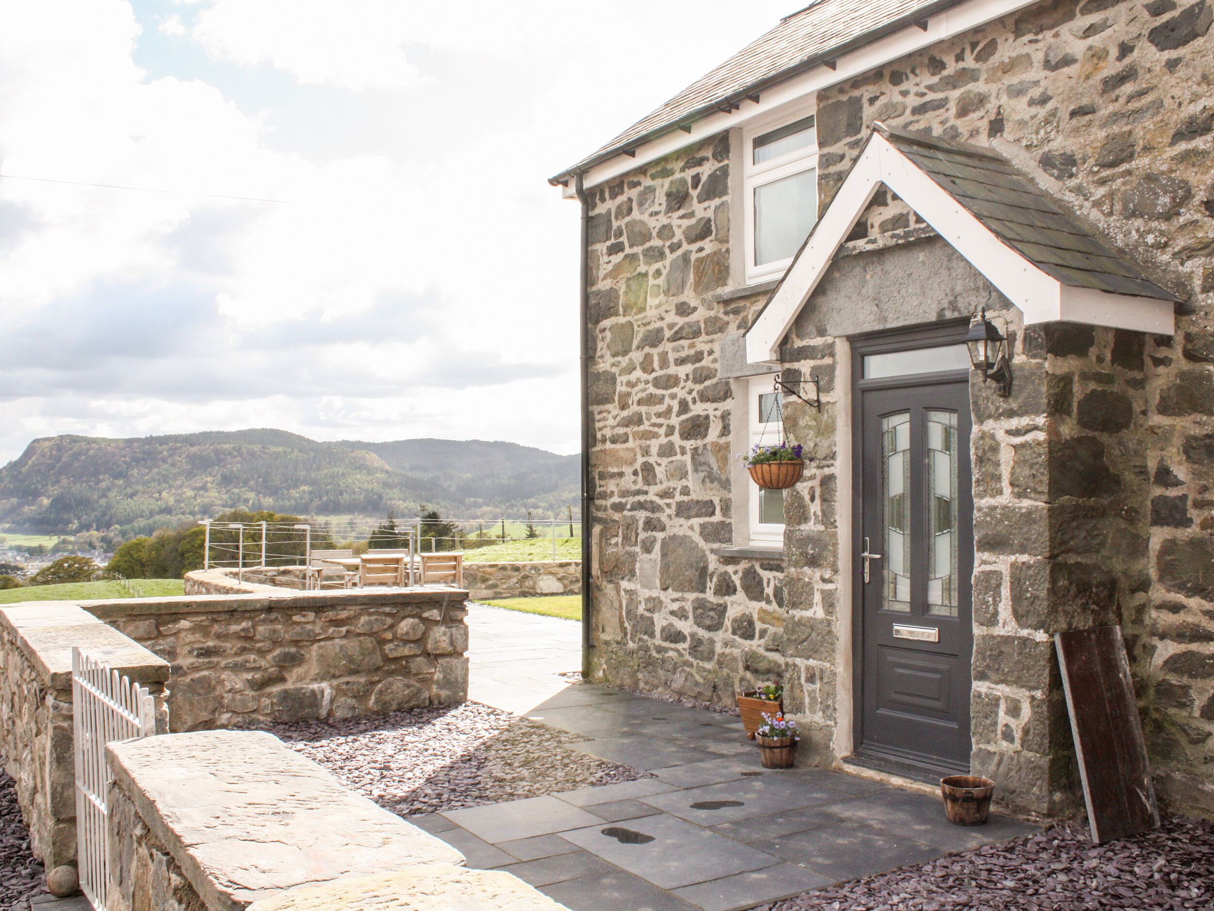 PEN Y BRYN COTTAGE, character holiday cottage in Llanrwst
