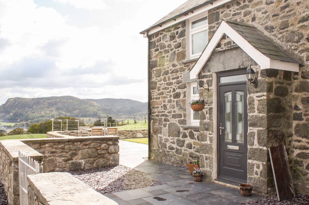 PEN Y BRYN COTTAGE, character holiday cottage in Llanrwst
