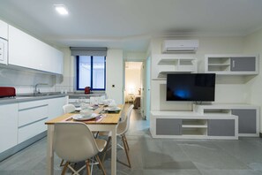 Fridge, microwave, oven, coffee/tea maker