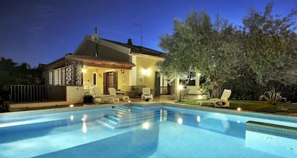 Beautiful private villa for 8 guests with A/C, private pool, WIFI and TV
