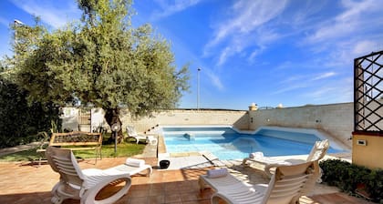 Stunning private villa for 8 people with WIFI, A/C, private pool and TV