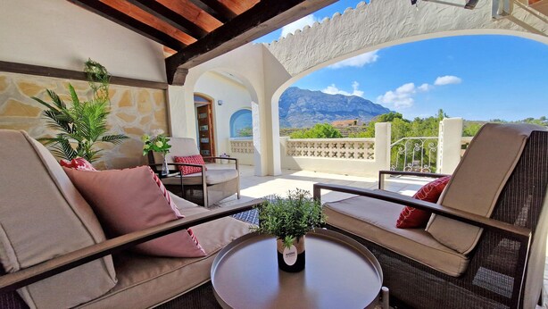 A patio with outdoor furniture, a table, and potted plants. - Doble Diez - Denia, Costa Blanca (Denia)