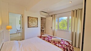 A hotel room with a bed, a map on the wall, a bathroom with a mirror, and a window with curtains. - Doble Diez - Denia, Costa Blanca (Denia)
