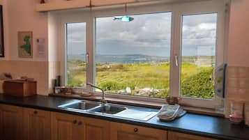 Een koelkast, een magnetron, een oven, een vaatwasser