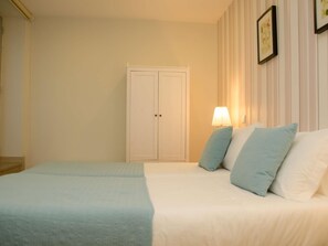 1 chambre, fer et planche à repasser, accès à Internet, literie fournie