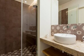 Ducha, secador de pelo y toallas