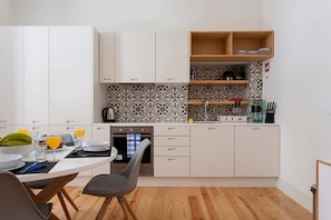 Fridge, oven, stovetop, dishwasher