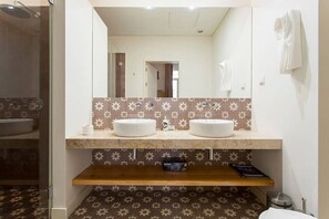 Shower, hair dryer, towels - JOIVY Faboulus & spacious 2-bed Apt in Baixa, downtown Lisbon (Lisboa)