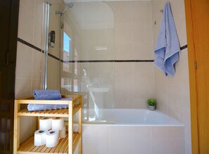 Baignoire, articles de toilette écologiques, sèche-cheveux