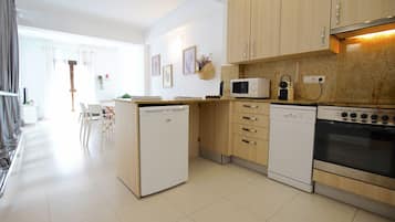 Een koelkast, een magnetron, een oven, een kookplaat