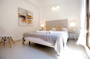 3 habitaciones, tabla de planchar con plancha y cuna de viaje