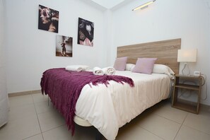 3 habitaciones, tabla de planchar con plancha y cuna de viaje