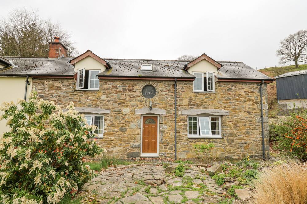 CEFN COTTAGE, family friendly, with open fire in Llanidloes